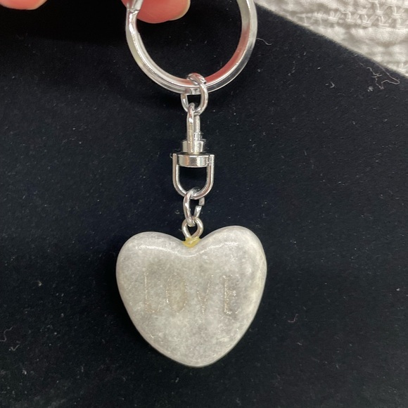Stone LOVE keychain - Picture 2 of 4